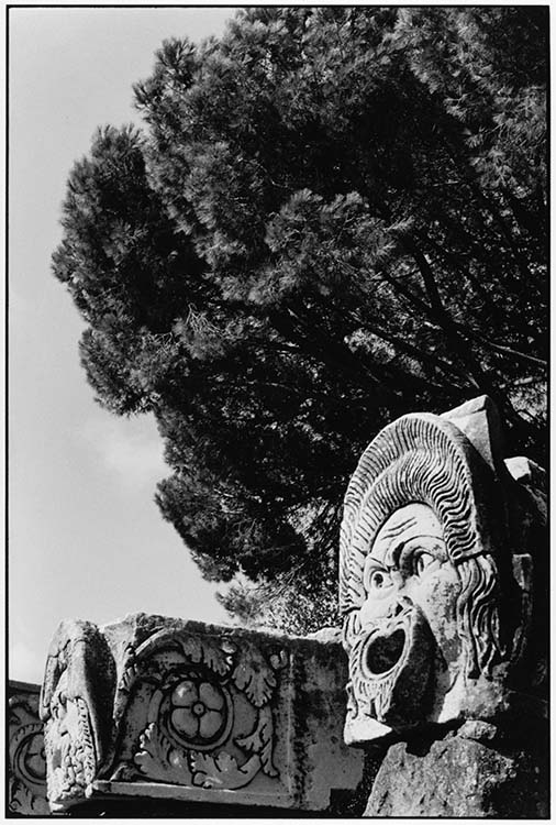 Ostia antica : masque au théâtre, Rome (Italie), 2002 ; [Masque de comédie]