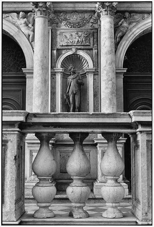 San Marco : loggetta du campanile, Venise (Italie), 1994 ; [Loggetta de Sansovino ; Statue d'Apollon]