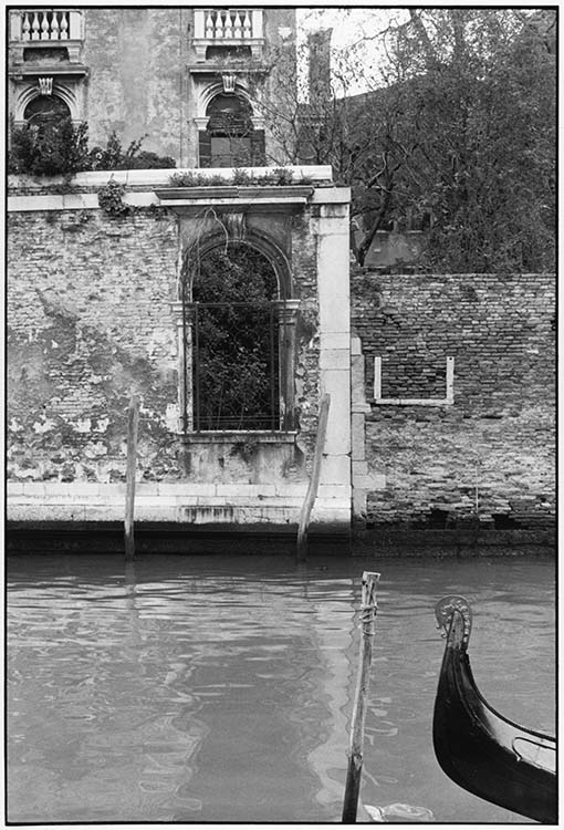 Dorsoduro : rio dei Ognissanti a la fondamenta Bonlini, Venise (Italie), 1994 ; [Gondole]