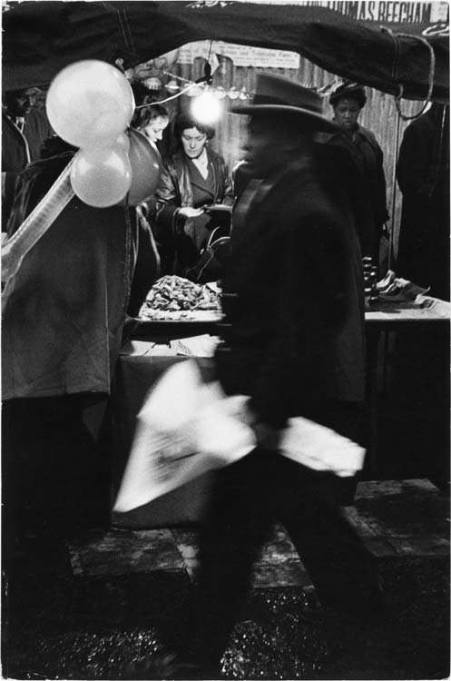 Portobello Road, Londres (Angleterre), 1958 ; [Marché aux Puces]