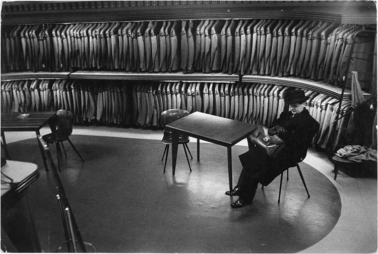 Tailleur dans Mayfair, Londres (Angleterre), 1959 ; [Magasin de costumes]