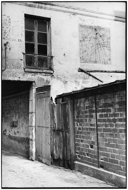 75 rue du Faubourg-Saint-Antoine, Paris 11e arrondissement, 1979 ; [Cadran solaire]