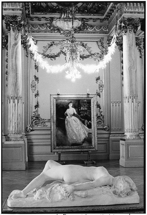 Musée d'Orsay, salle de bal, portrait de Madame Roger Jourdain par Albert Besnard et Bacchante couchée par Augustin Moreau-Vauthier, Paris, 1988