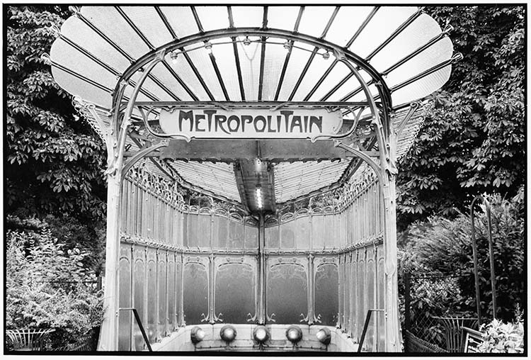 Entrée du métro Porte-Dauphine par Guimard, Paris, 1988 ; [Marquise de l'édicule dit La libellule]