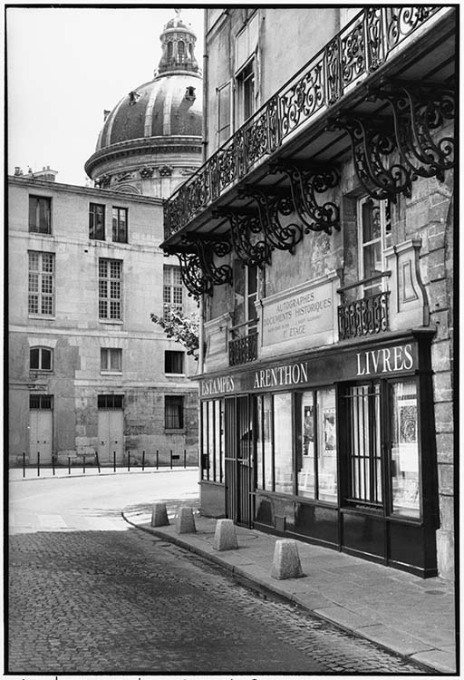 Coupole de l'Institut et rue de Seine, Paris, 1988 ; [Bouquinerie de l’Institut Arenthon]