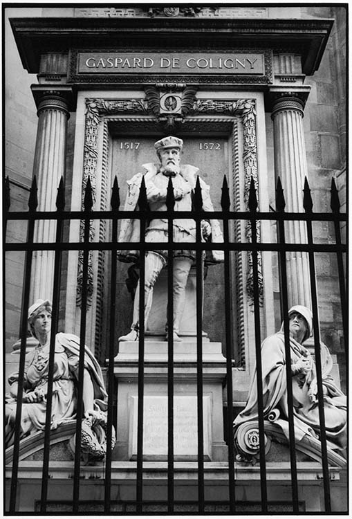Monument à Coligny par Crauk, 160 rue de Rivoli, Paris, 1990