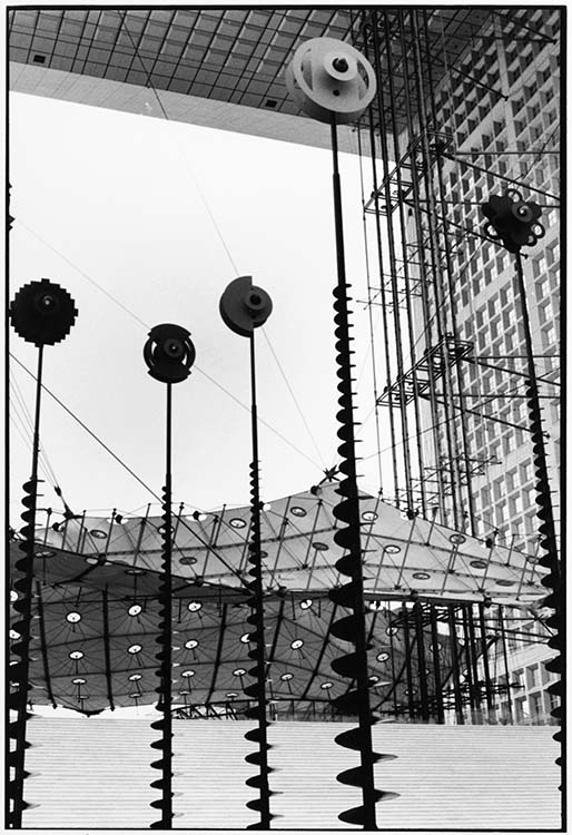 L'Arche de la Défense (Hauts-de-Seine), 1991 ; [Signaux de Takis]