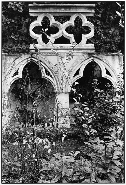 Restes du cloître Saint-Germain-des-Prés, square Laurent-Prache, Paris, 1992