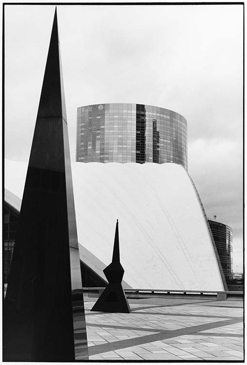 La Défense, sculptures d'Émile Aillaud (Hauts-de-Seine), 1992 ; [Pyramide Noire]