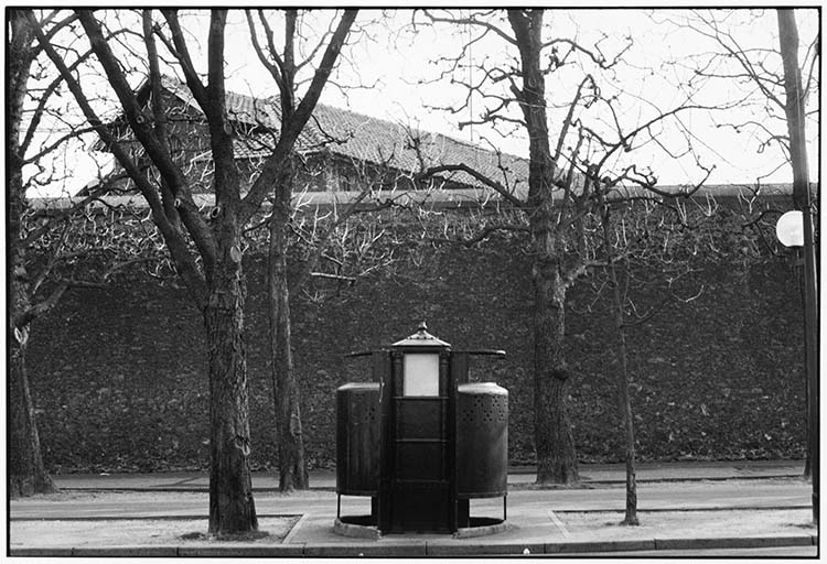 Boulevard Arago, devant la prison de la Santé, Paris, 1993 ; [Vespasienne]