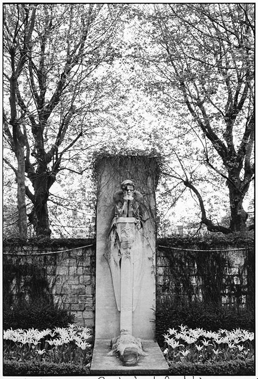 Cénotaphe de Baudelaire par José de Charmoy, cimetière Montparnasse, Paris, 1993