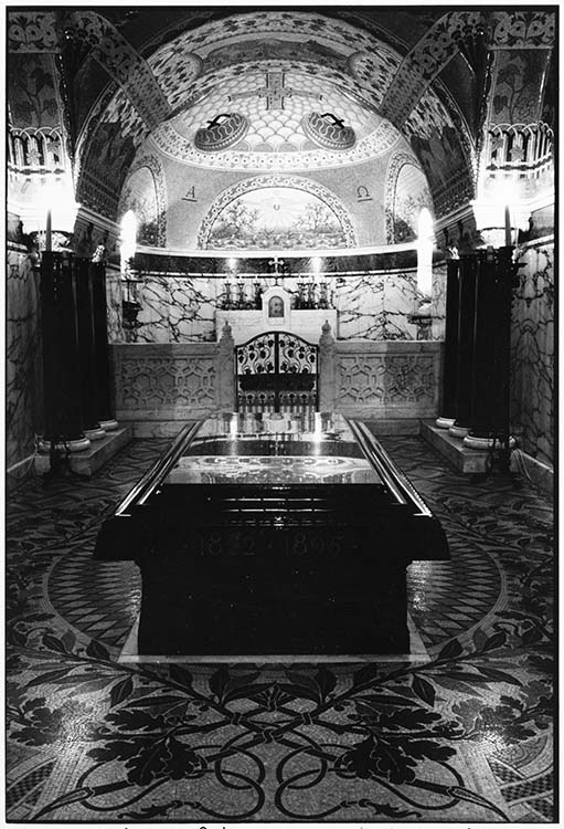 Tombeau de Louis Pasteur dans la crypte de son institut, Paris, 1993