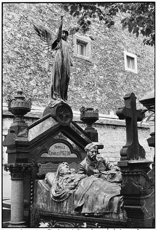 Cimetière Montparnasse, tombeau de l'inventeur de la lampe Pigeon, Paris, 1993