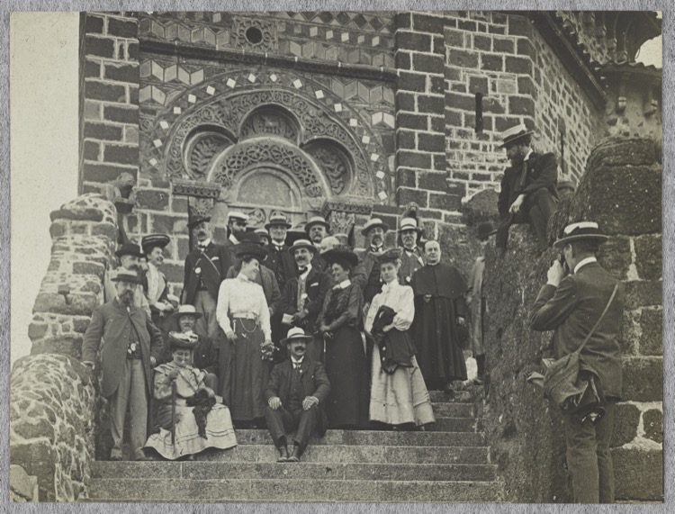 Groupe posant sur l’escalier devant la façade ouest