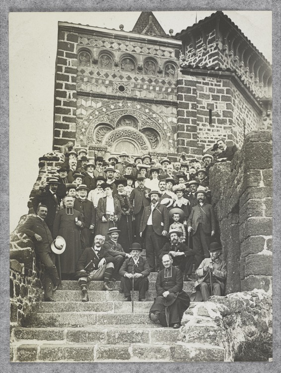 Groupe posant sur l’escalier devant la façade ouest