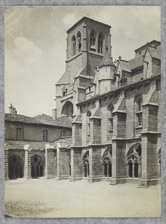 Église abbatiale Saint-Robert : galeries du cloître sur le flanc sud de l’église