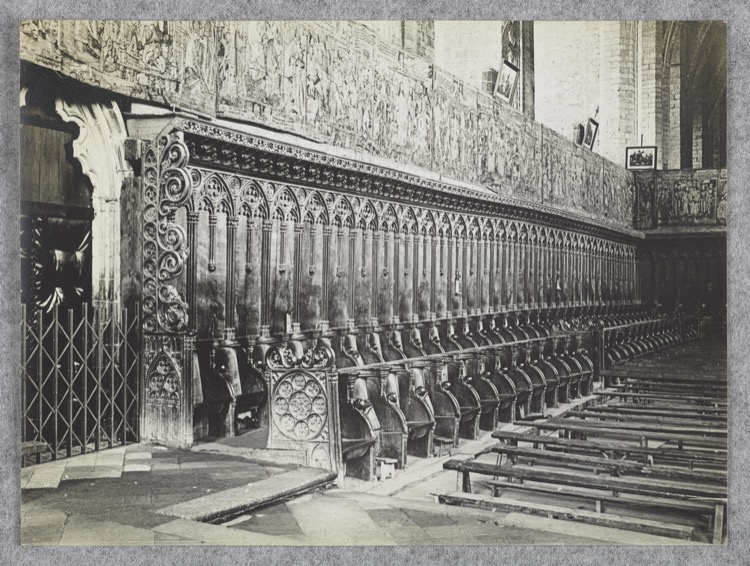 Église abbatiale Saint-Robert : tapisseries et stalles