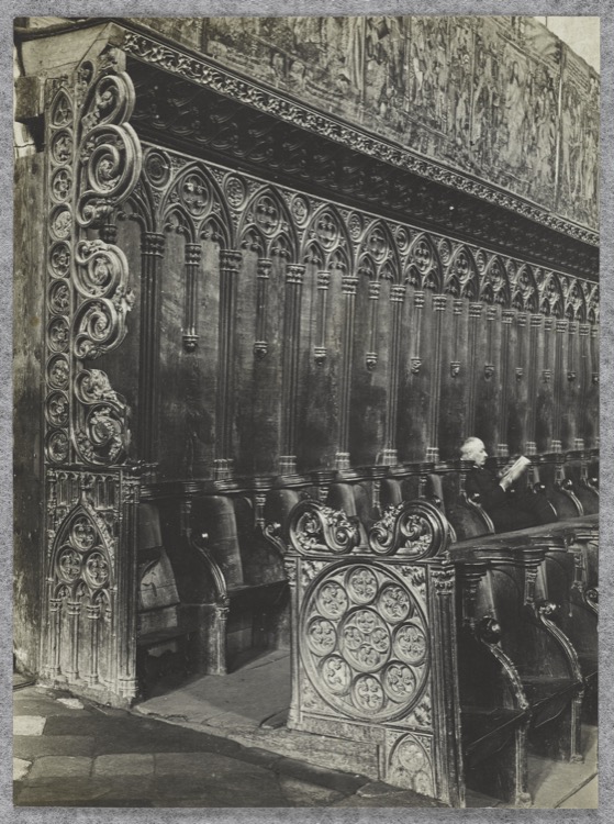 Église abbatiale Saint-Robert : tapisseries et stalles