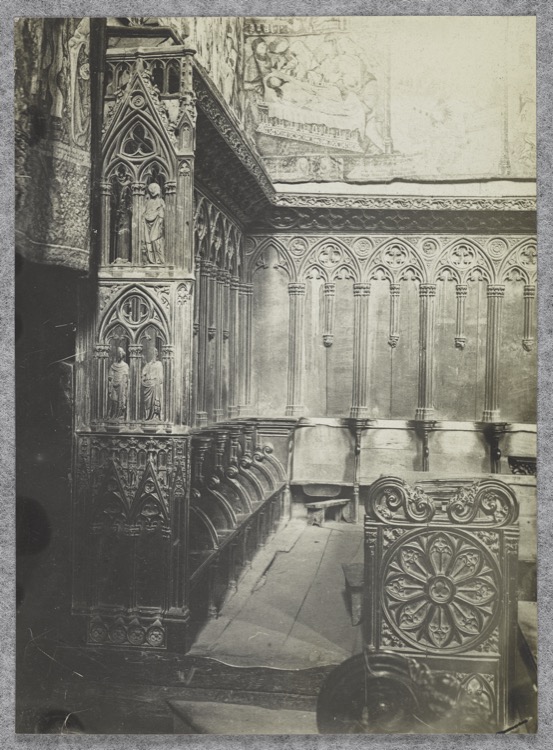 Église abbatiale Saint-Robert : tapisseries et stalles
