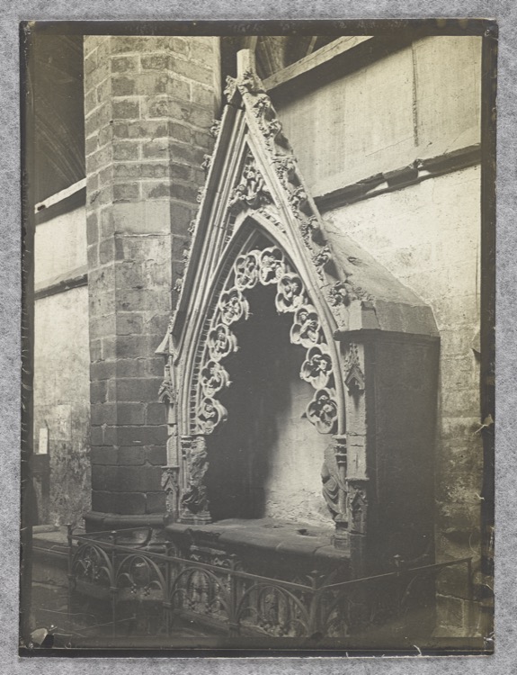 Église abbatiale Saint-Robert : enfeu de Réginald de Monclar