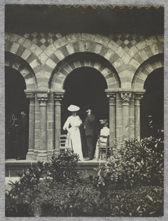 Arcades du cloître avec trois personnages
