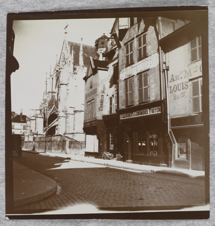 Rue avec l’église Saint-Urbain
