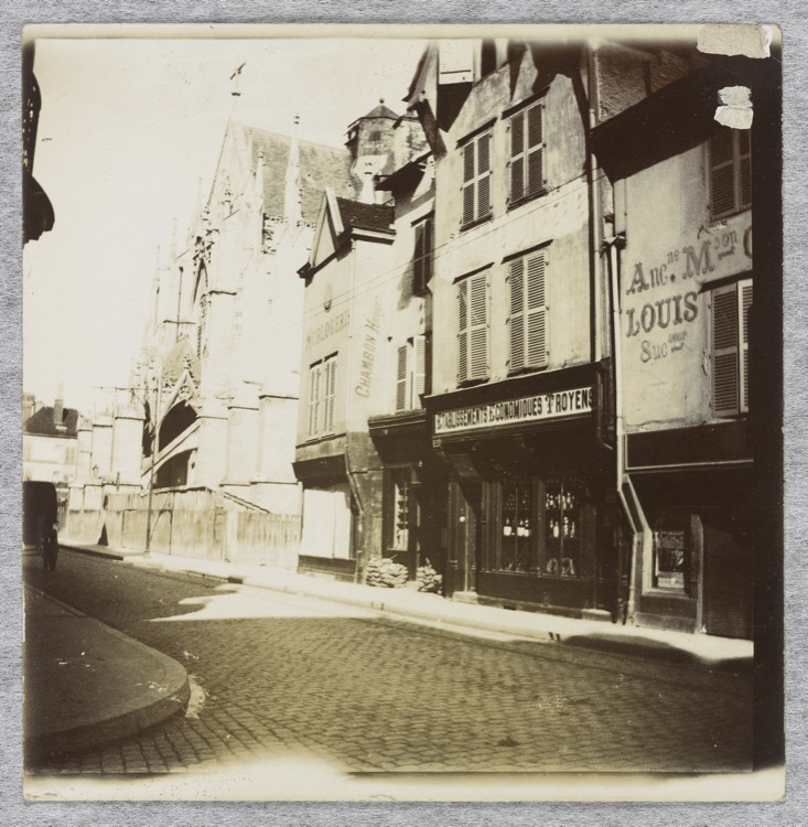 Rue avec l’église Saint-Urbain