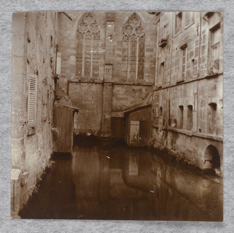 Le canal des usines passant sous l'église : vue prise de la rue Jean-Jacques-Rousseau vers le sud-est
