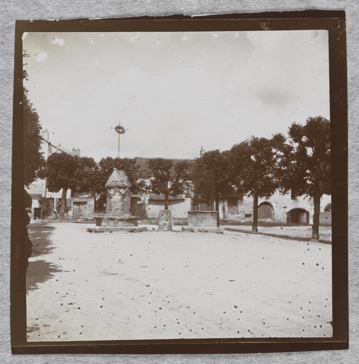 La croix sur la place du Châtel