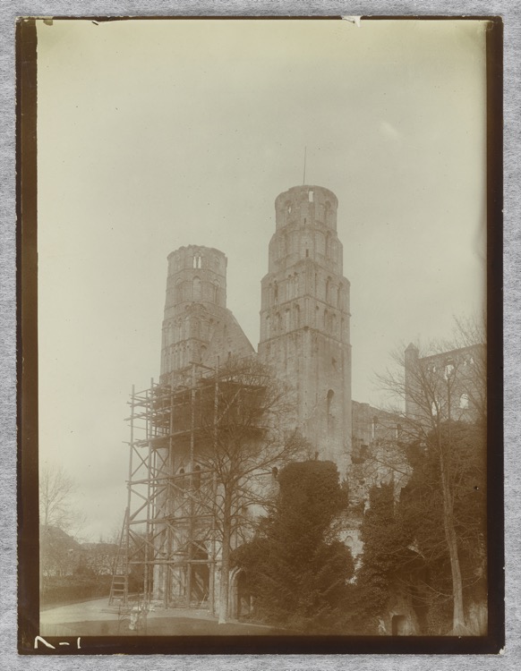 Façade ouest avec échafaudages
