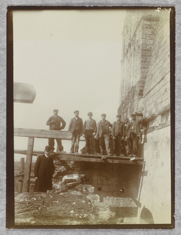 Portrait de groupe avec les ouvriers travaillant à la restauration de la façade