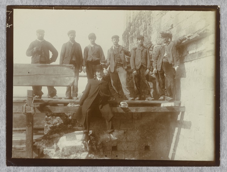 Portrait de groupe avec les ouvriers travaillant à la restauration de la façade