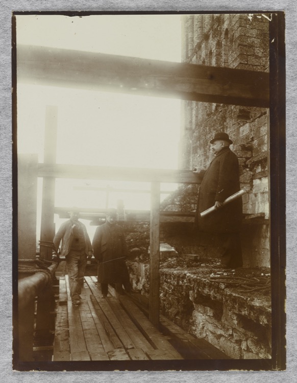Portrait de groupe avec les ouvriers travaillant à la restauration de la façade