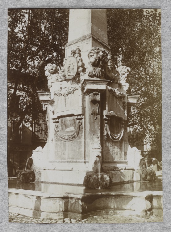 Partie inférieure de l’obélisque et bassin