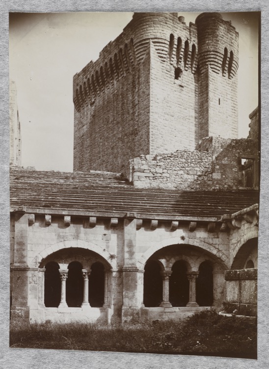 Donjon et une partie du cloître