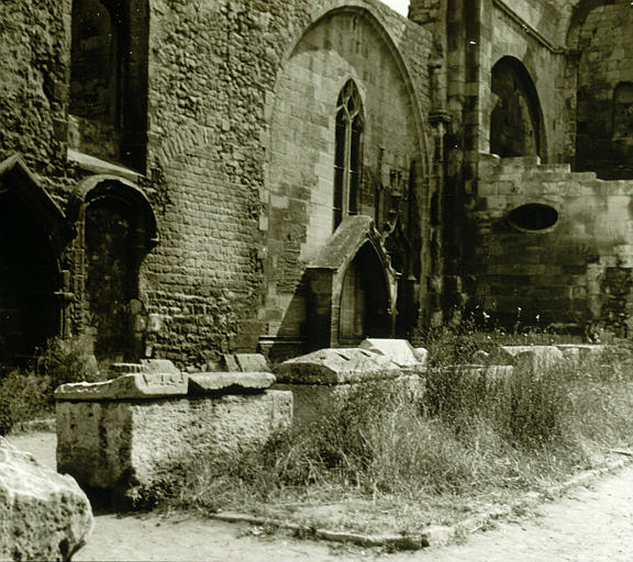 Vue partielle de l'église Saint-Honorat et alignement de tombeaux