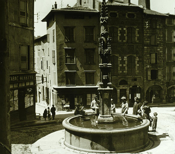 Vue générale, enfants autour de la vasque