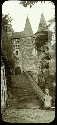 Vue partielle de la façade d'entrée, en contre-plongée, escalier au premier plan