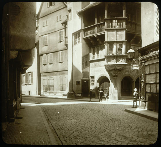 Rue : maisons, maison Pfister à l'arrière-plan, personnages