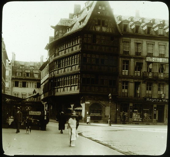 Vue d'ensemble prise de la place, personnages