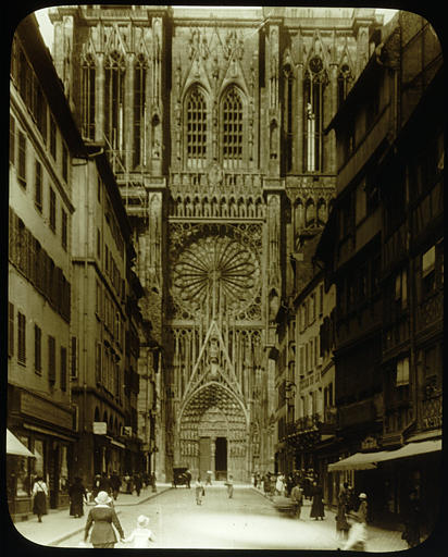 Rue, cathédrale à l'arrière-plan, façade ouest, personnages