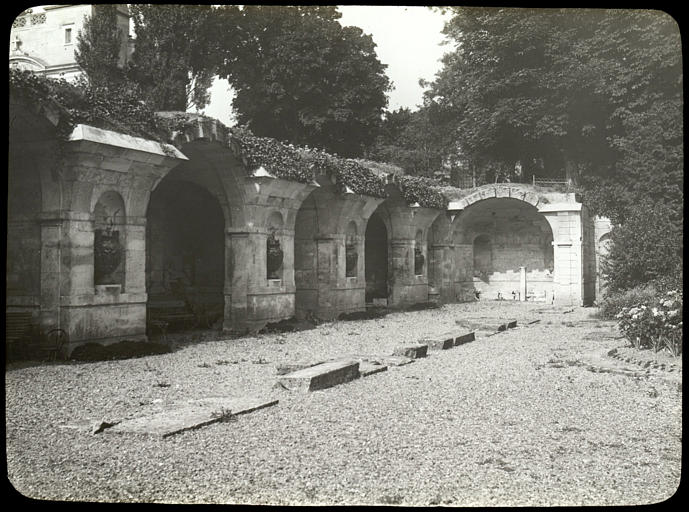 Vue partielle : salle voûtée, vestiges, jardin