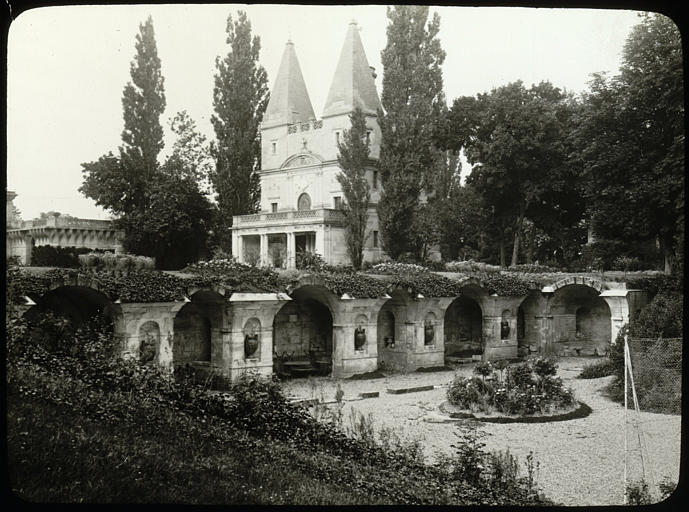 Vue d'ensemble : jardin, chapelle à l'arrière-plan