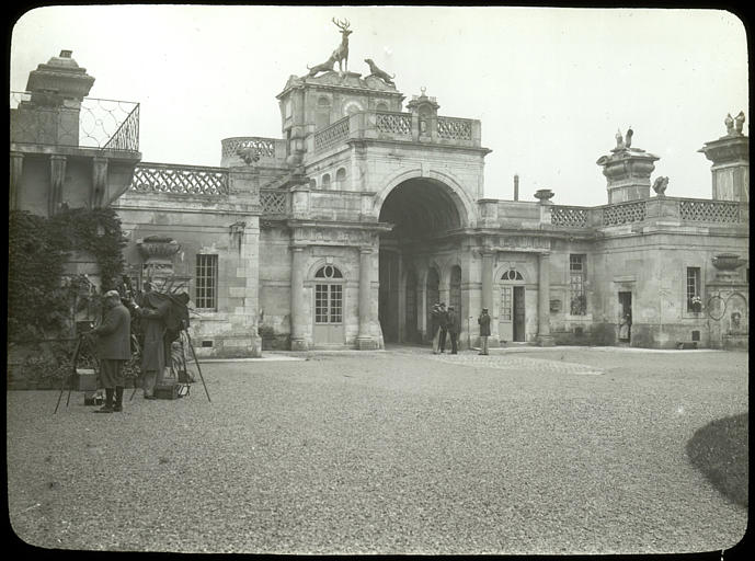 Portail monumental, intérieur sur la cour du château, personnages, photographes