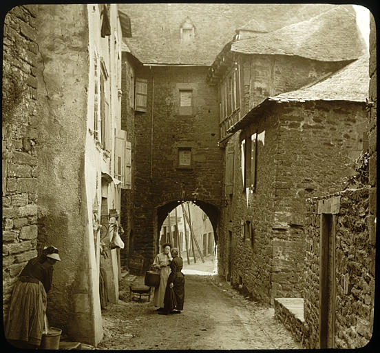 Porte, ruelle, passage voûté, personnages