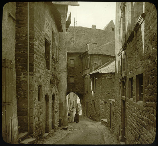 Porte, ruelle, passage voûté, personnages