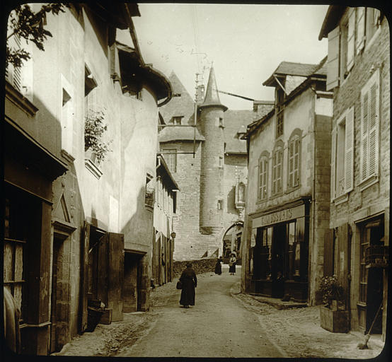 Porte, rue : personnages, maison Barrachaude à l'arrière-plan