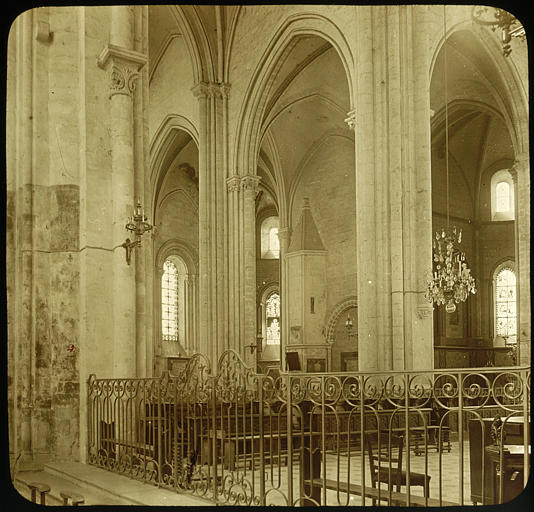 Intérieur, choeur (supposé), grille, stalles