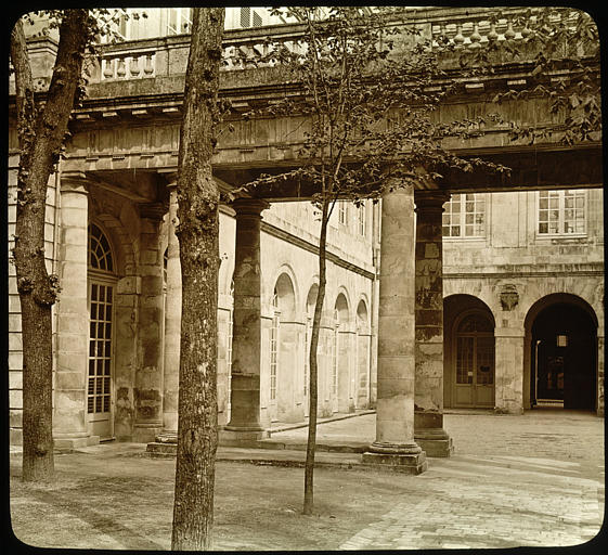Façade sur cour, portique