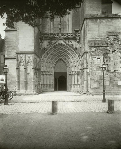 Porche, vue d'ensemble éloignée